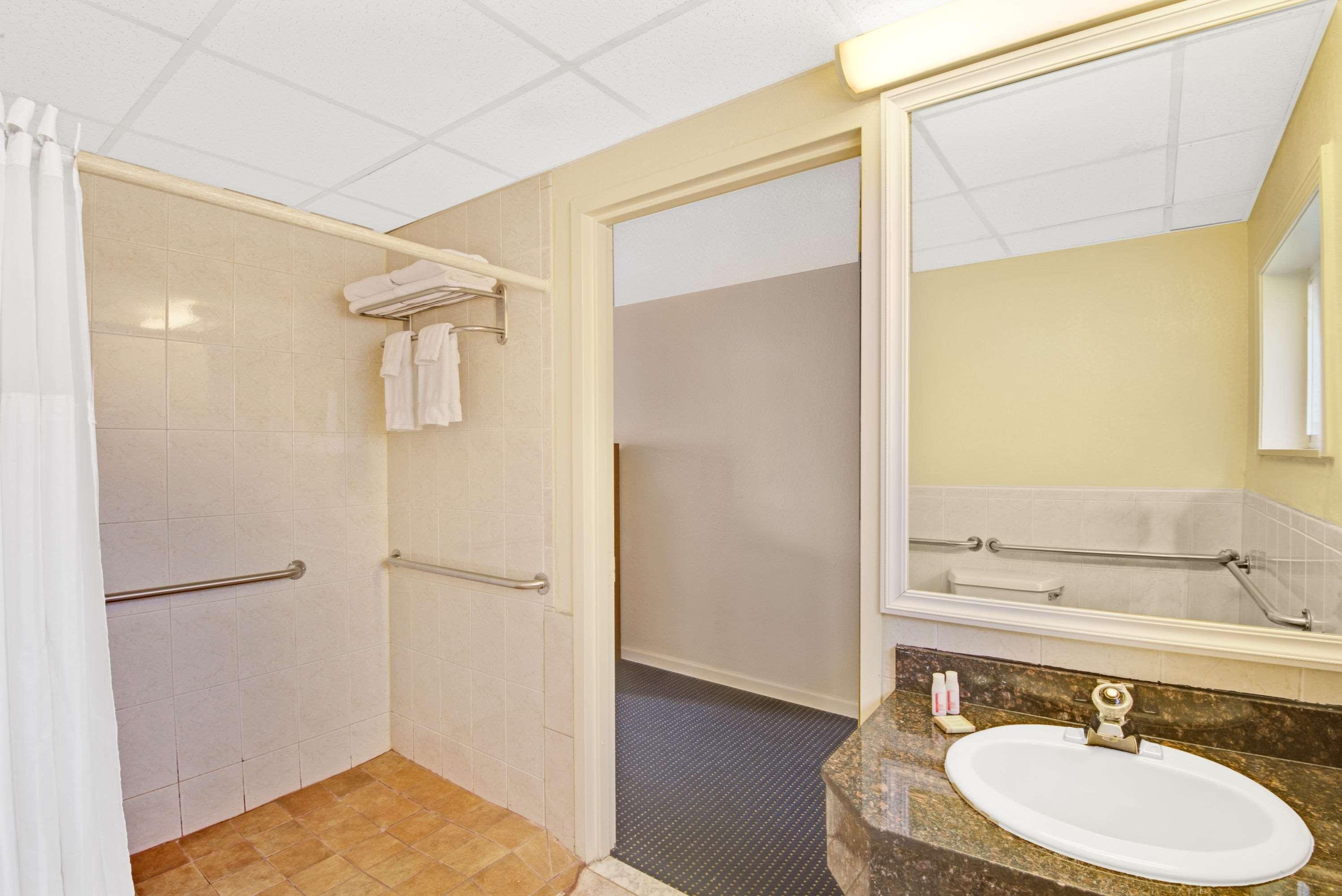 Super 8 By Wyndham Milford/New Haven Hotel Exterior foto